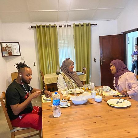 Dions Guest House نيجومبو المظهر الخارجي الصورة