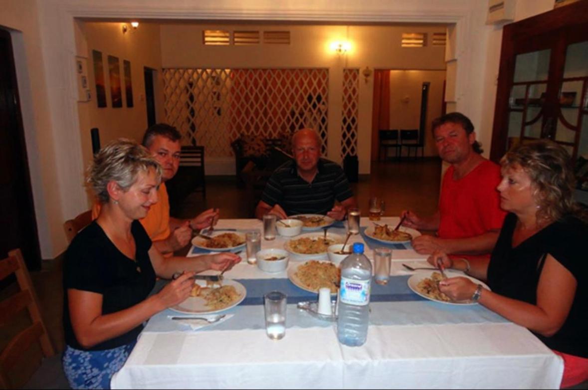 Dions Guest House نيجومبو المظهر الخارجي الصورة