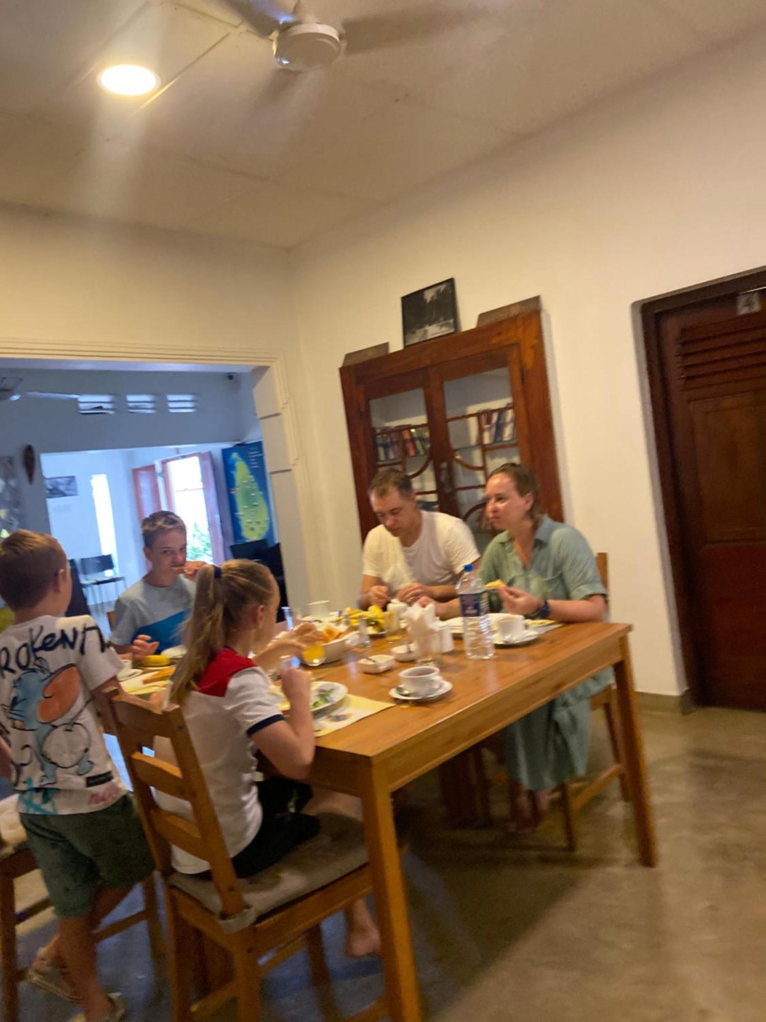 Dions Guest House نيجومبو المظهر الخارجي الصورة